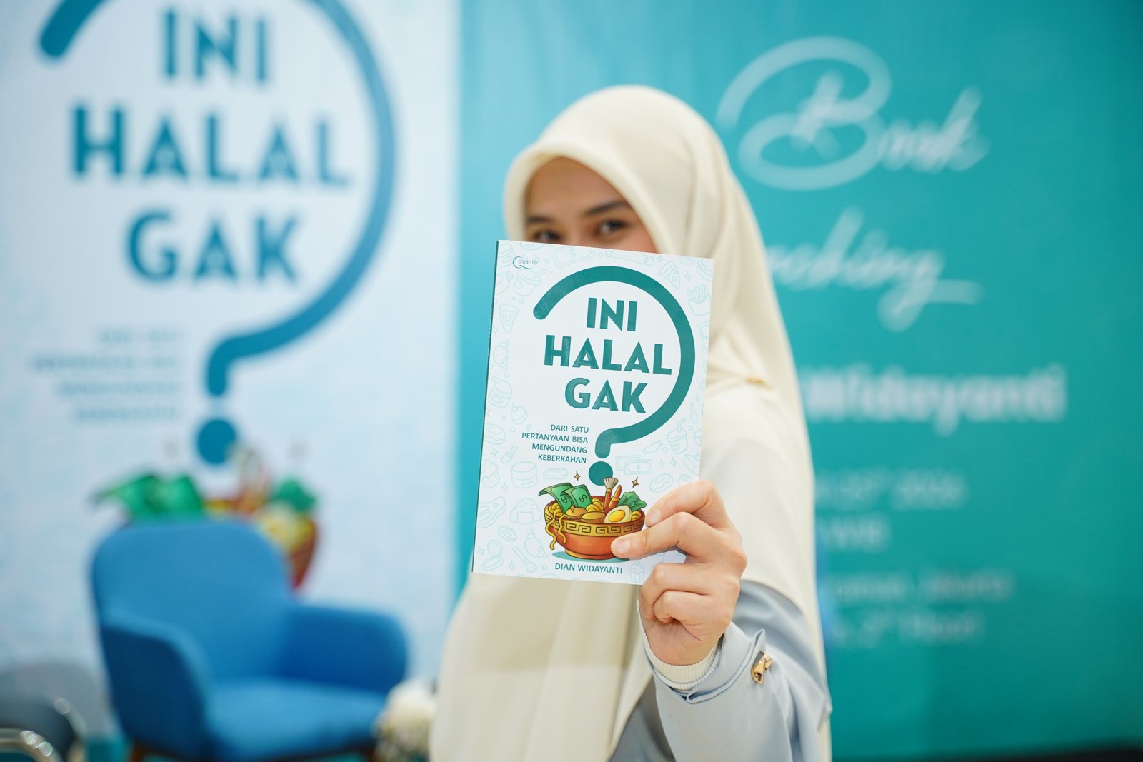 Dian Widayanti memperlihatkan buku Ini Halal Gak?